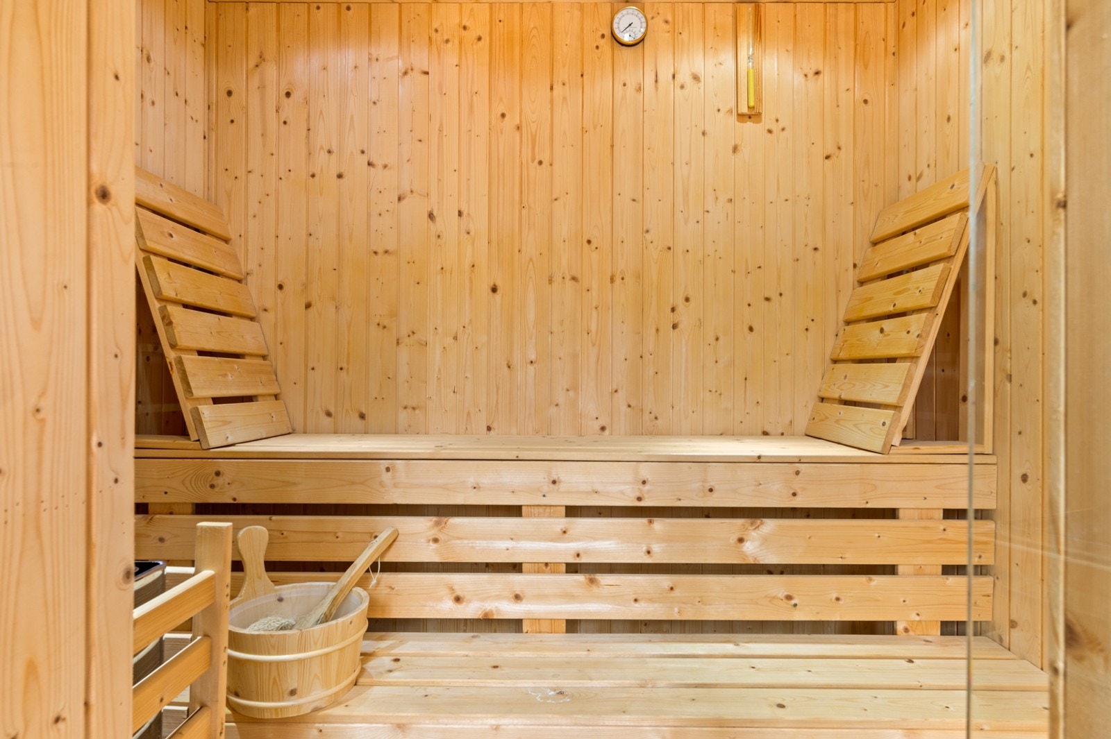 Badstuen er kledd med granpanel og utstyrt med en Finnle badstueovn. Galleribilde