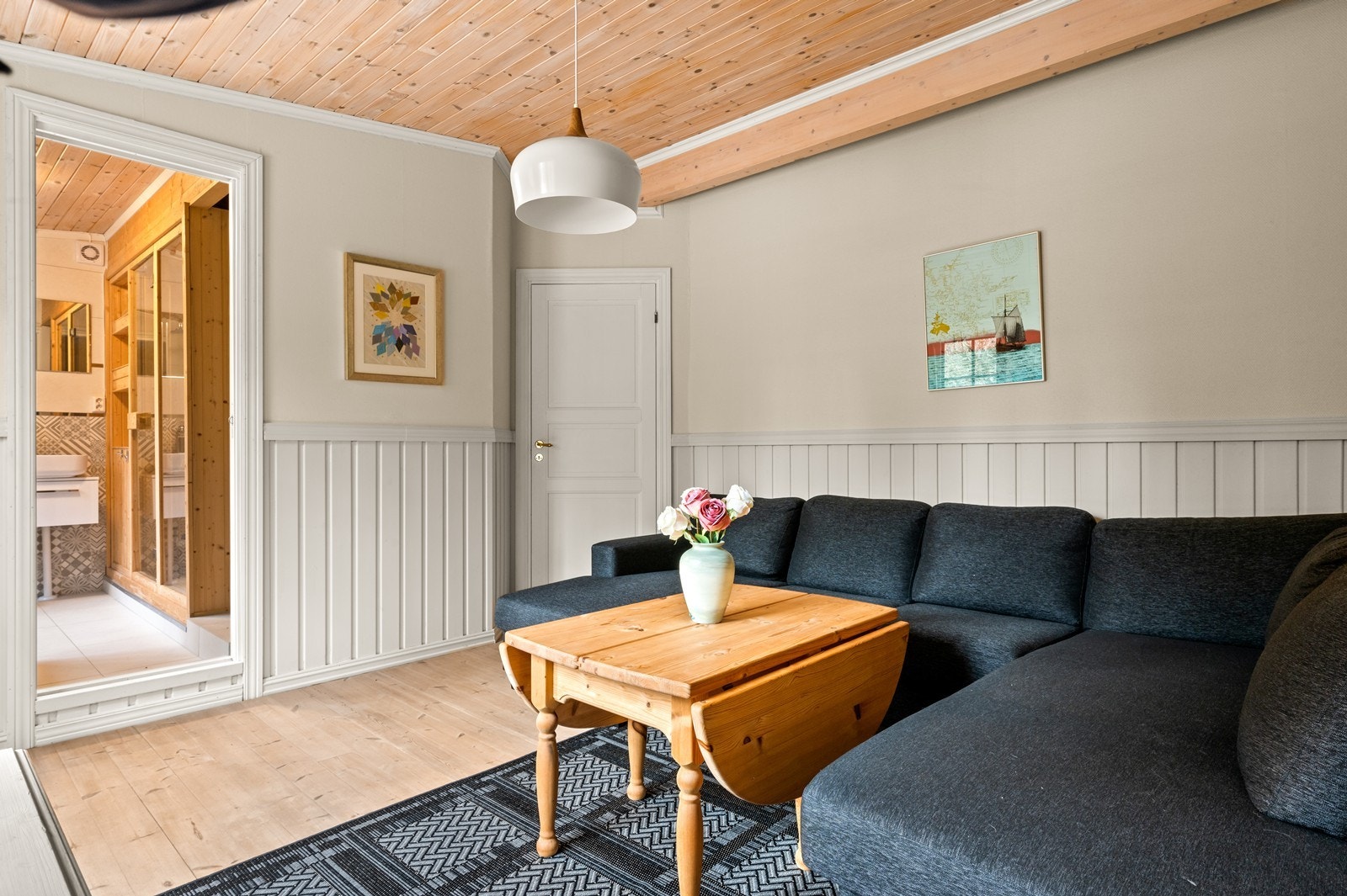 Også her finner vi gjennomgående bruk av treverk på gulv og i tak. Galleribilde
