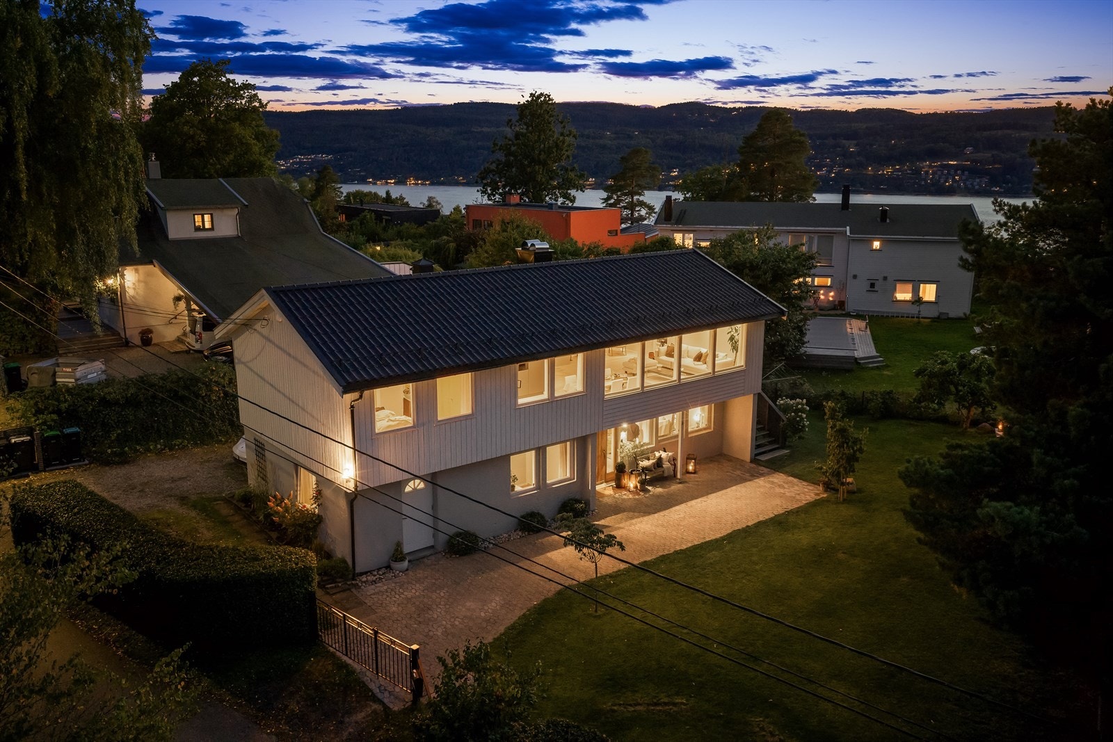 Eiendommen ligger i en sjarmerende og ettertraktet gate på Sogsti - et rolig og svært attraktivt område for barnefamilier. Galleribilde