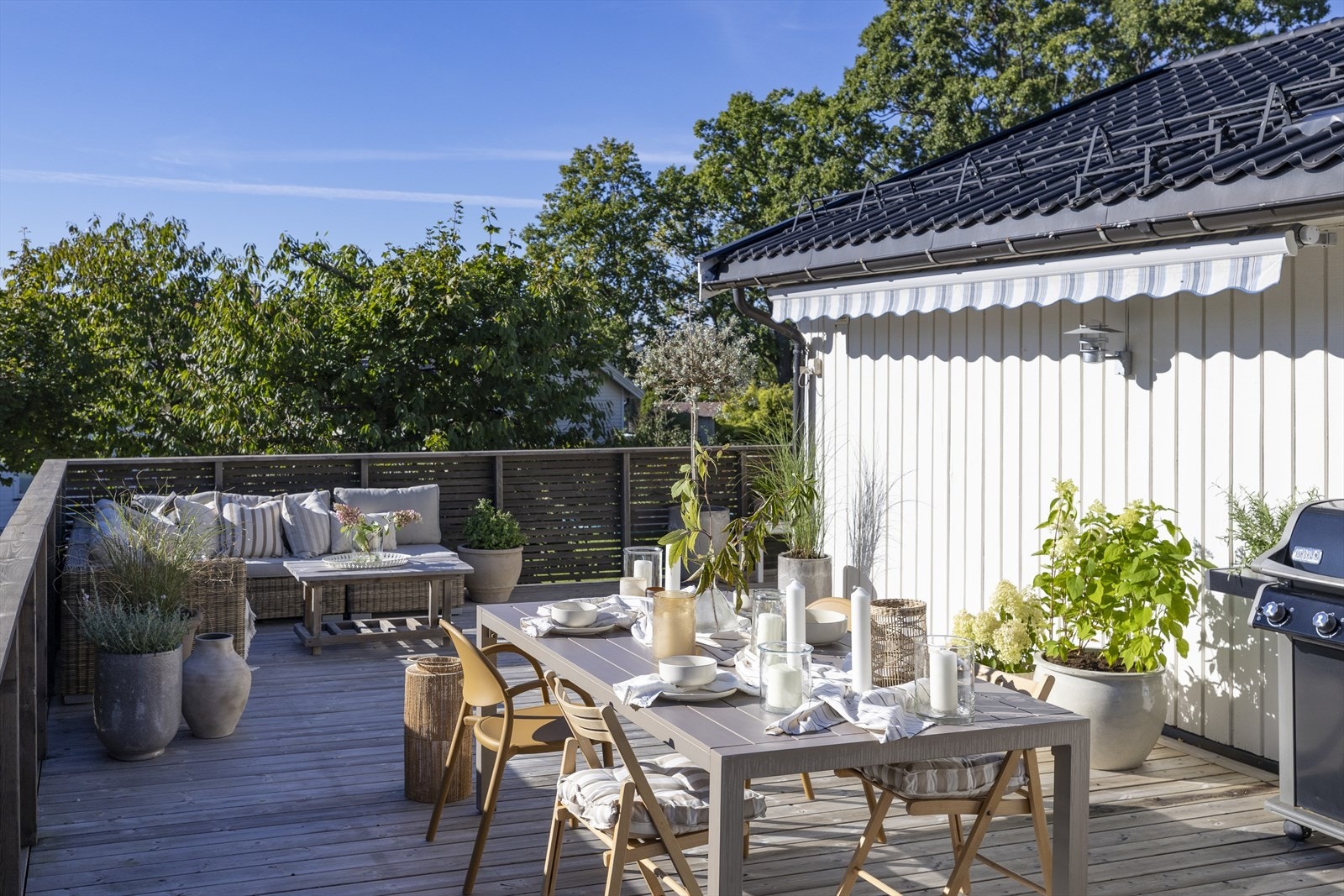 Terrassen ble totalrenovert i 2024 med Møre Royal terrassebord og rekkverk, samt lagt ny membran. Galleribilde