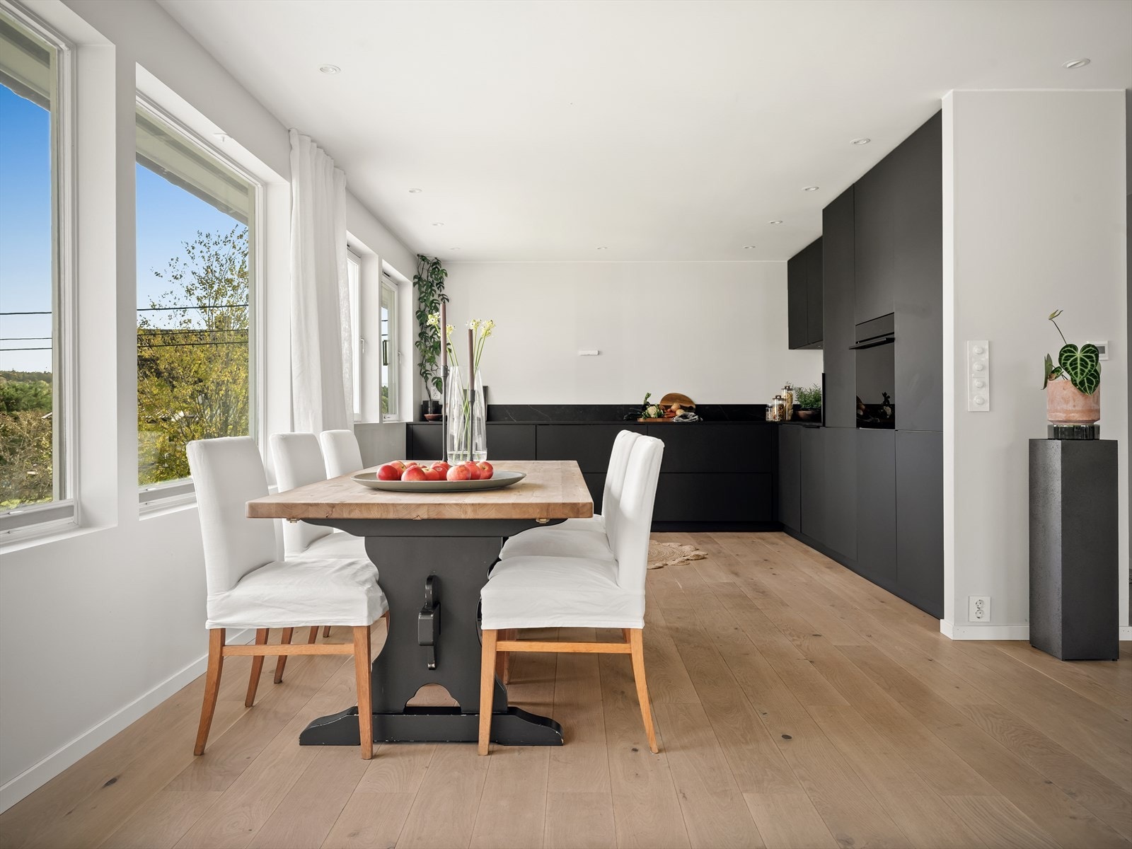 Den åpne planløsningen gir god plass til et større spisebord og gjør det enkelt å dekke til hyggelige sammenkomster. Galleribilde