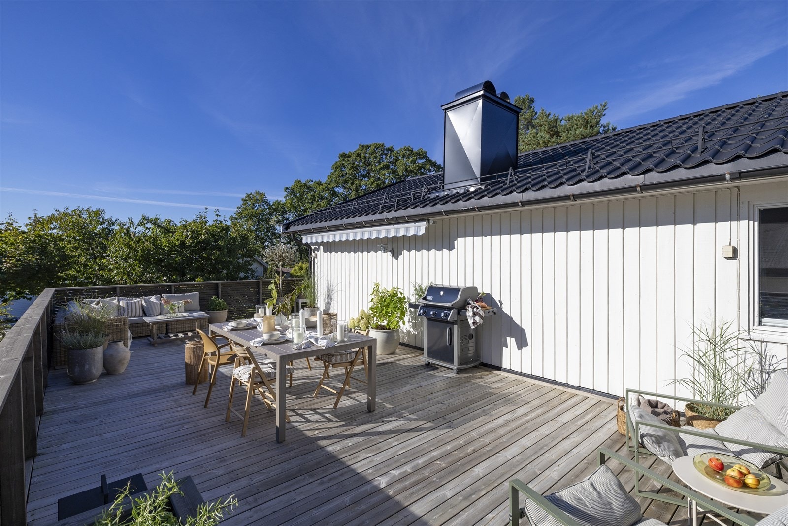 Terrassen har svært gode solforhold og god plass til både spise- og loungegruppe. Galleribilde