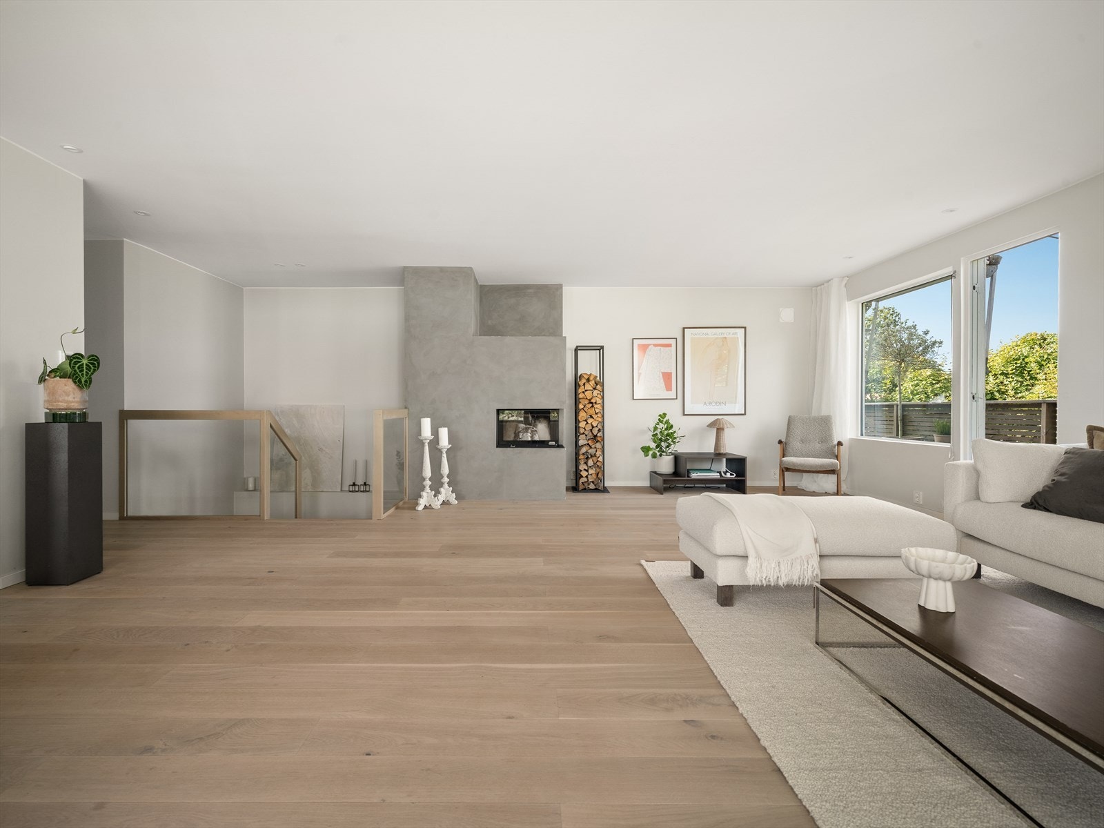 Familievennlig enebolig over to plan. Stuen har store vindusflater og adkomst til hyggelig terrasse og hage. Galleribilde
