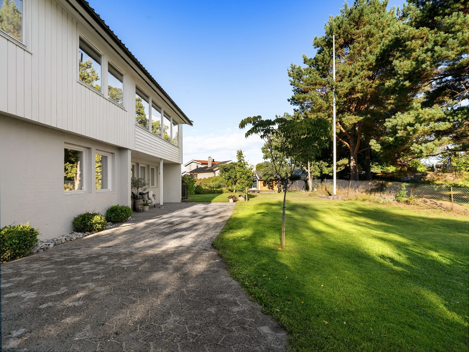 Lys og tiltalende enebolig i en rolig og svært barnevennlig blindgate på Sogsti. Galleribilde