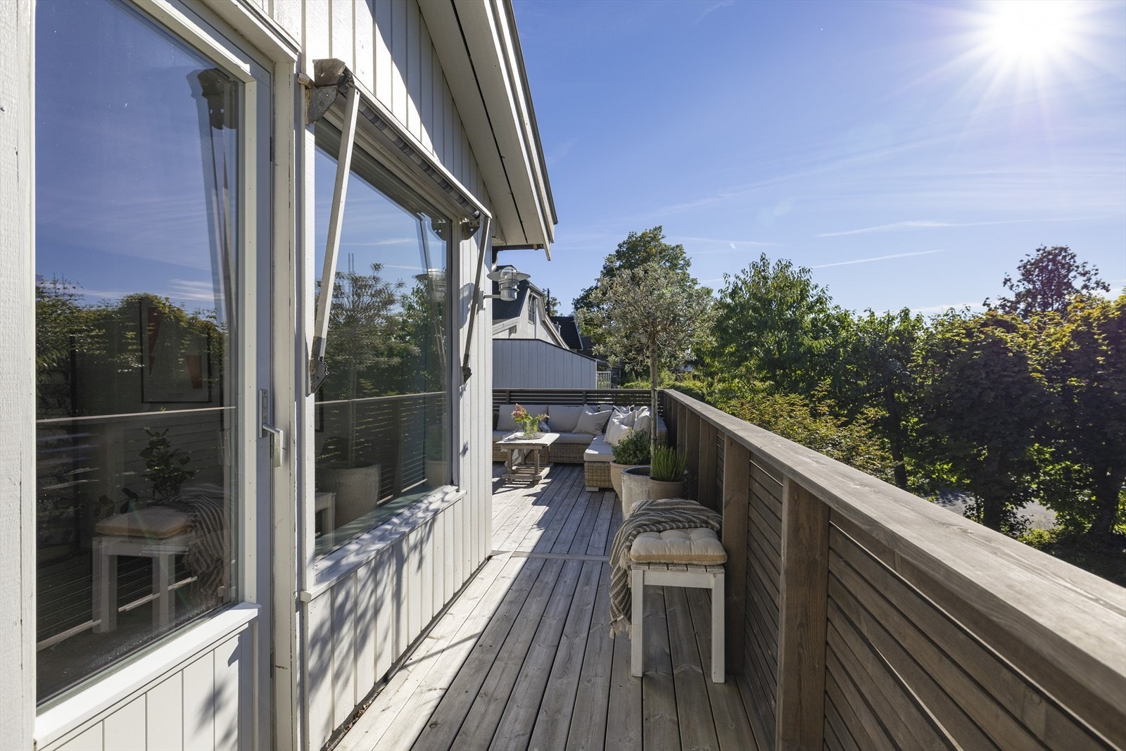 Fra stuen er det utgang til sydvestvendt terrasse på ca 50 kvm. Galleribilde