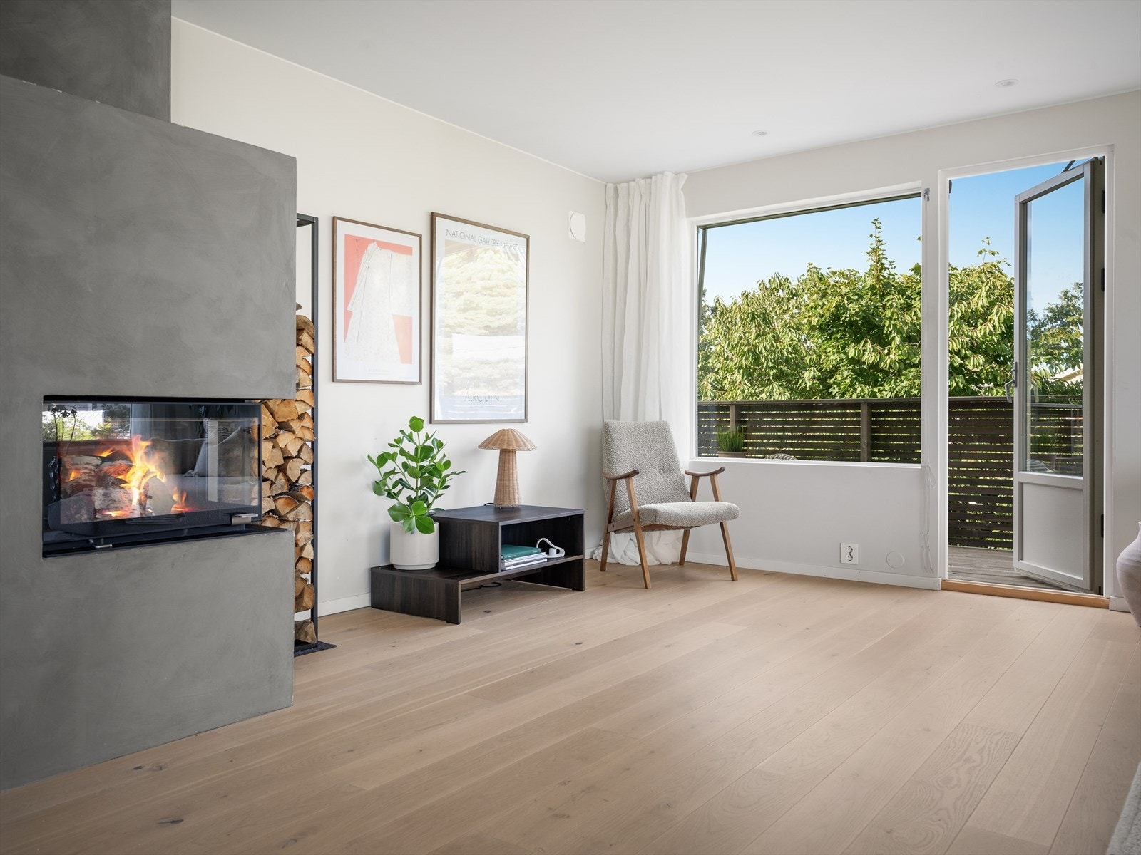 Lekker peis som varmer godt på kaldere dager og bidrar ellers med hygge når den er i bruk. Galleribilde