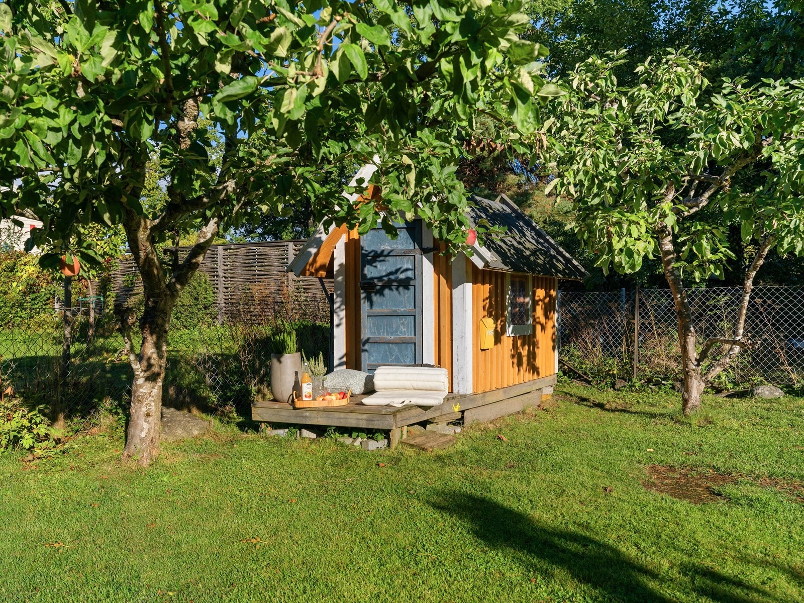 Sjarmerende lekestue i hagen - og den lille uteplassen er et hyggelig sted for morgenkaffen i solen. Galleribilde