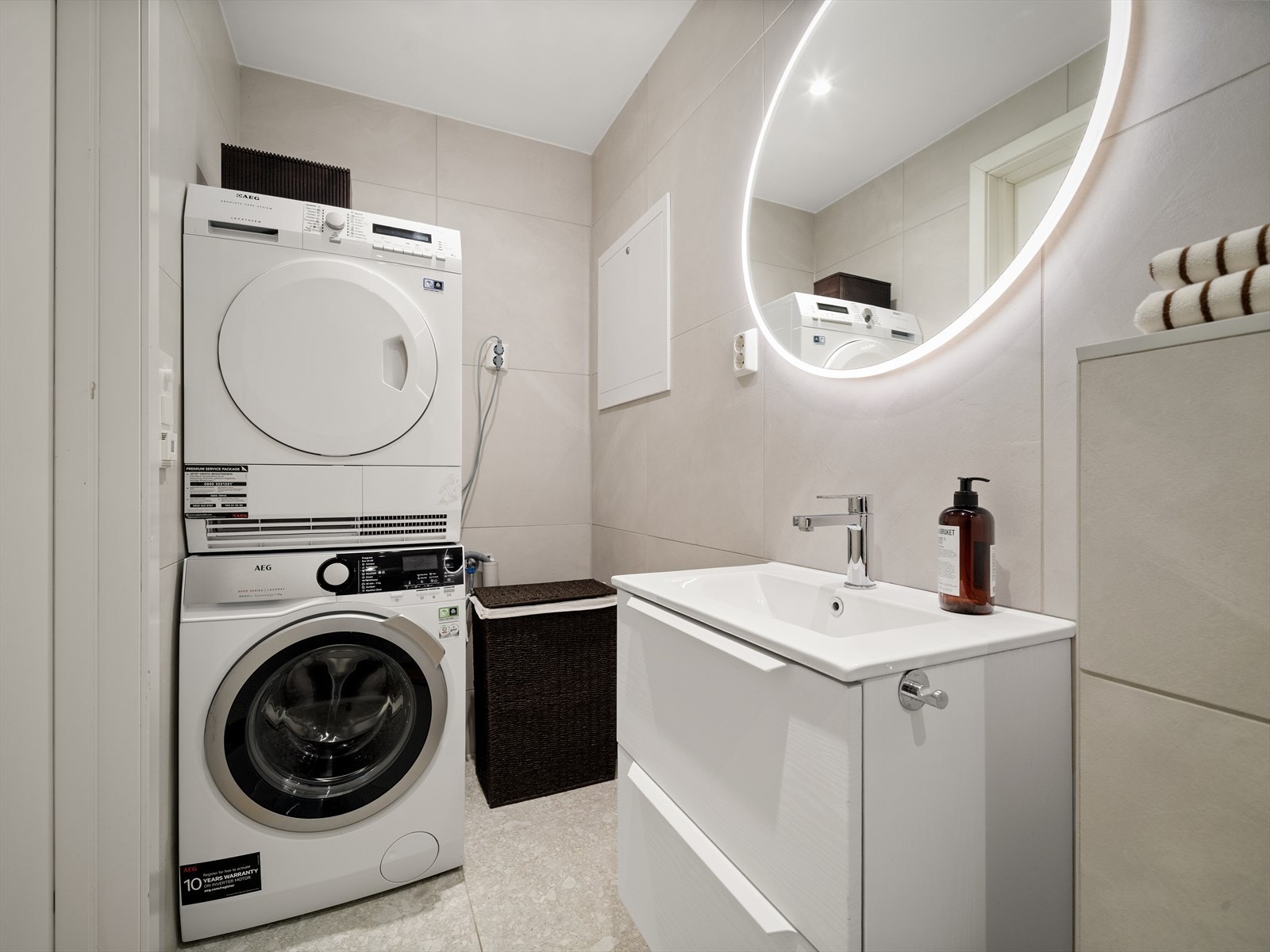 Badet i underetasjen ble totalt fornyet i 2019 og har opplegg for vaskemaskin og tørketrommel. Galleribilde