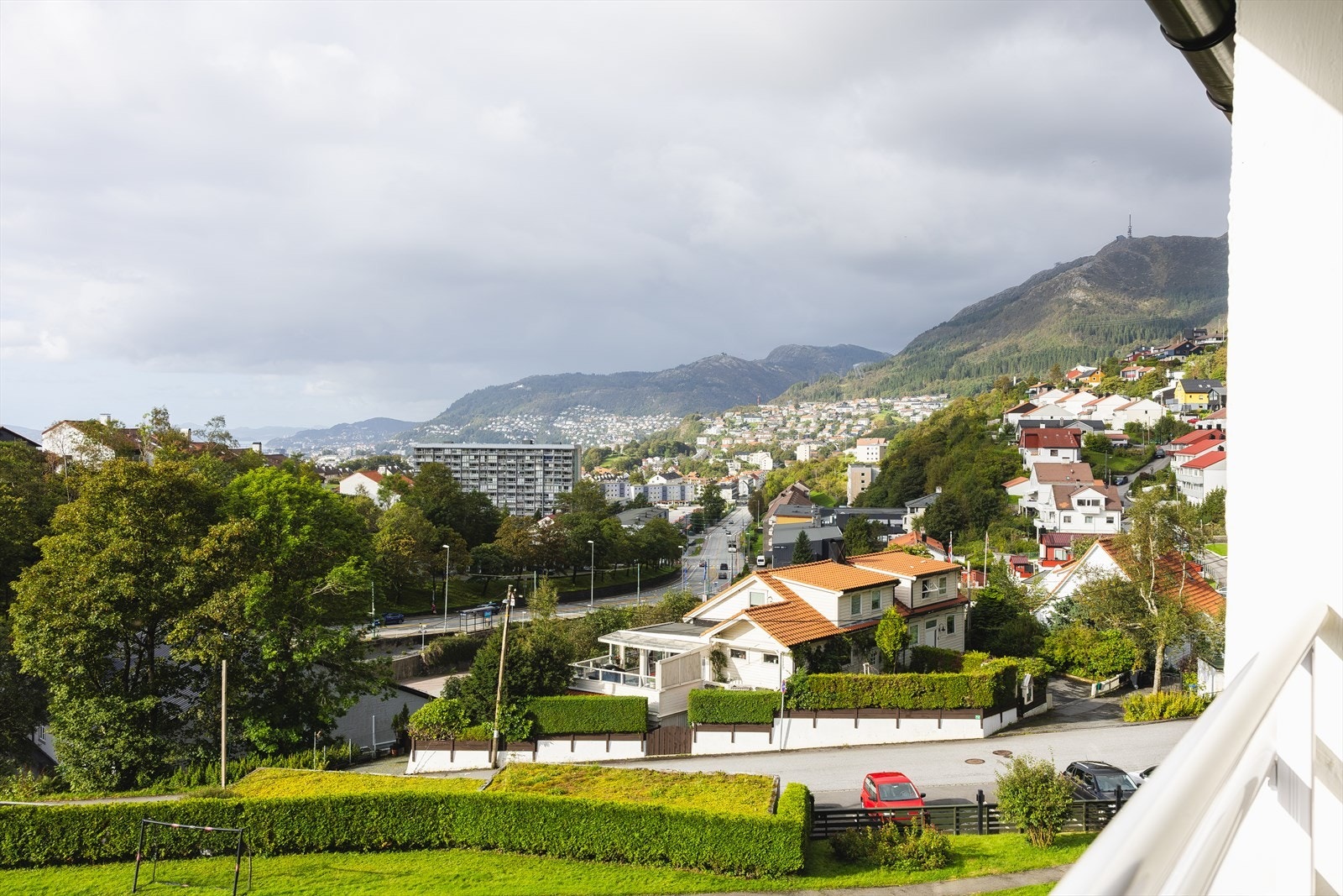 Fra altanen kan du nyte nydelig utsikt mot nærområdet, Bergensdalen, Ulriken og Fløyen. Galleribilde