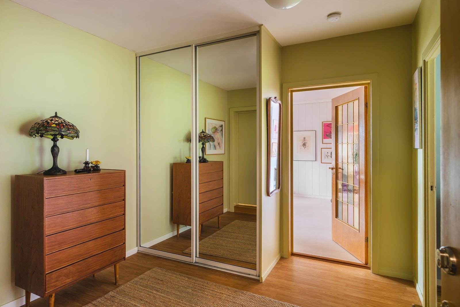 Entréen med romslig skyvedørsgarderobe til oppbevaring av yttertøy. Galleribilde