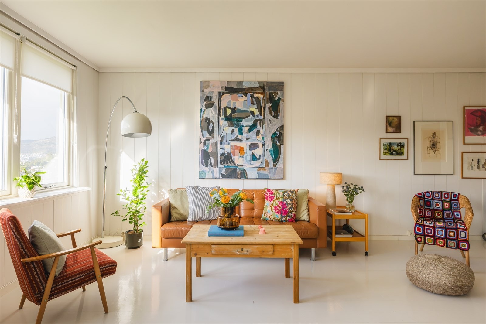 Stuen har god plass til en koselig sofagruppe og annet ønskelig møblement. Galleribilde