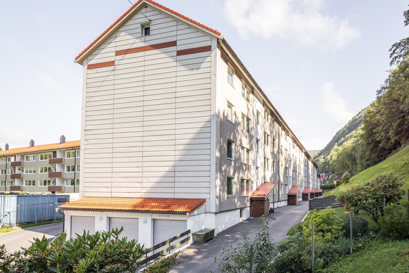 Eiendommen har asfalterte adkomstveier og felles garasjeanlegg. Leiligheten har ikke parkeringsplass, det er plasser til utleie etter ansiennitet. Galleribilde