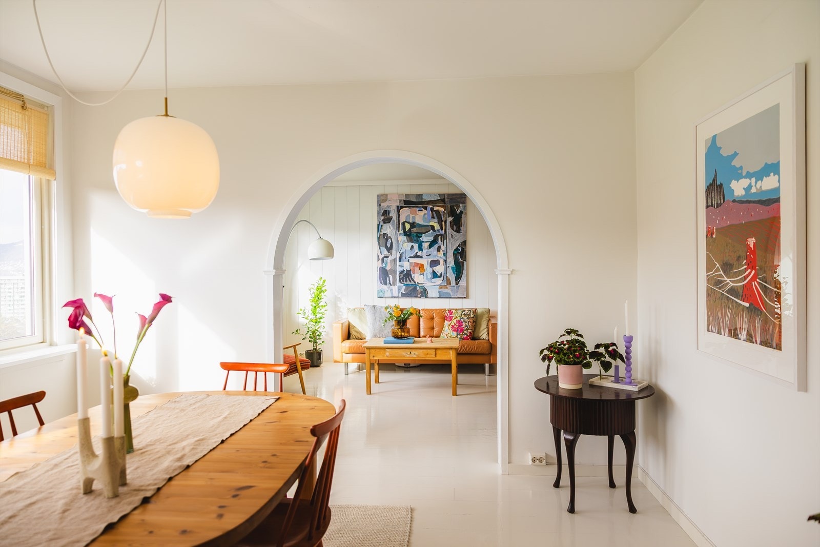 Spisestue med god plass til å samle familie og venner til hyggelige måltider. Galleribilde
