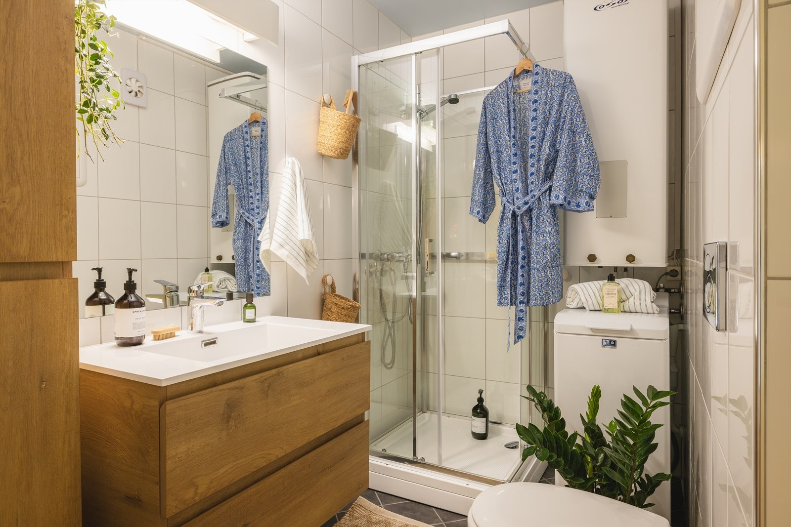 Helfliset bad med servant, dusjkabinett og vegghengt toalett. Det er i tillegg opplegg for vaskemaskin og varme i badegulv. Galleribilde