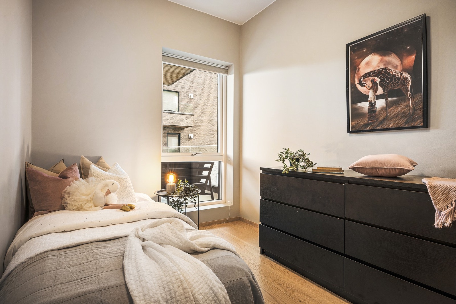 - Soverom nummer to er på ca. 6,9 m² og passer fint som barnerom, gjesterom eller hjemmekontor - Galleribilde