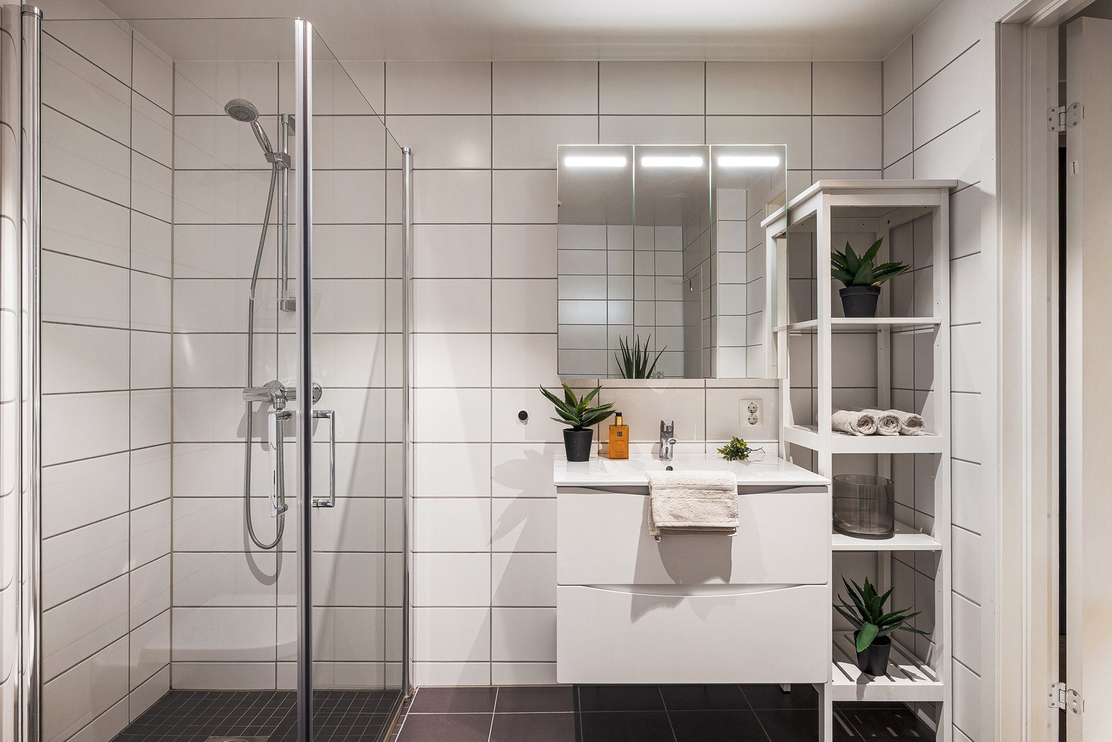 - Badet er lyst og klassisk innredet med keramiske fliser på gulv og vegger, spotlights i himlingen og elektriske varmekabler i gulvet - Galleribilde