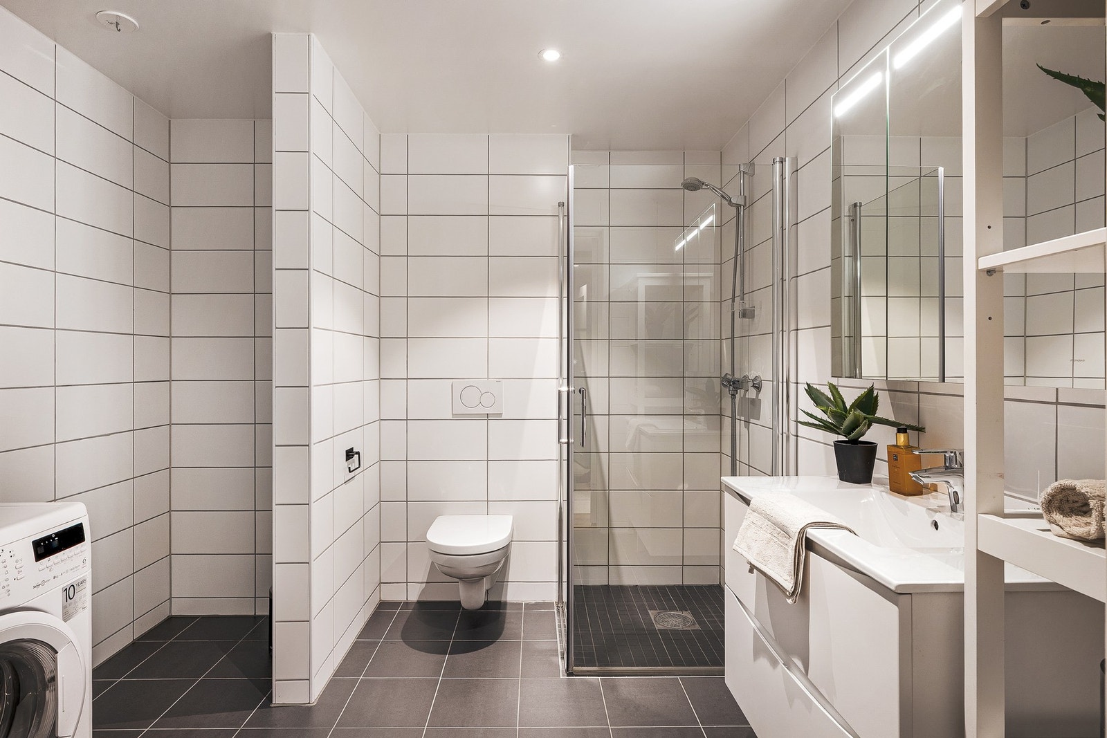 - Badet er romslig med et areal på ca. 6,6 m² og fungerer også som vaskerom - Galleribilde