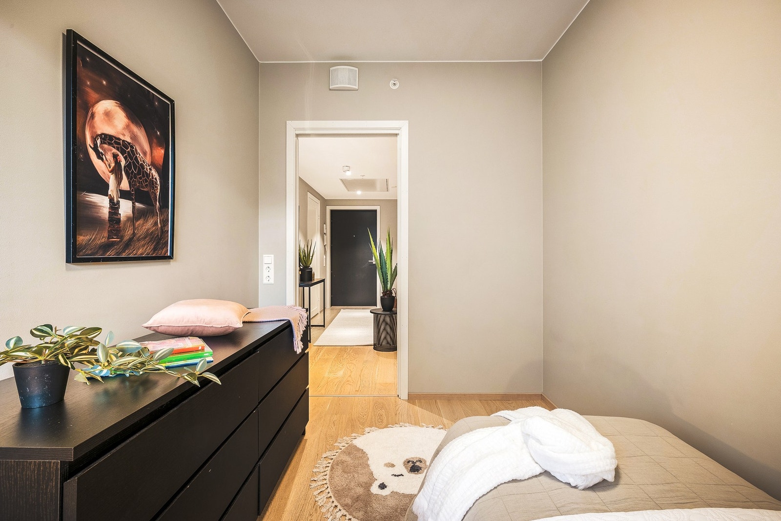 - Det er balansert ventilasjon og vannbåren gulvvarme i gang og stue/kjøkken, tilknyttet byggets felles varmesentral - Galleribilde