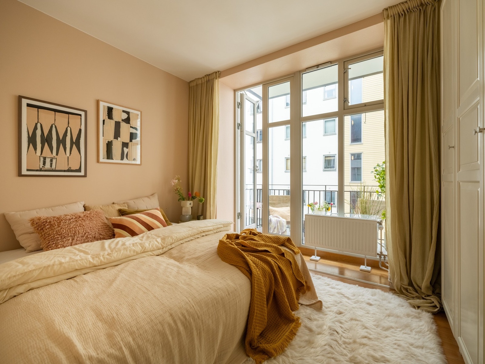 Dette er en meget lekker og luftig 2-roms leilighet med sjarmerende detaljer, optimal planløsning og en herlig balkong med utgang fra soverommet. Galleribilde