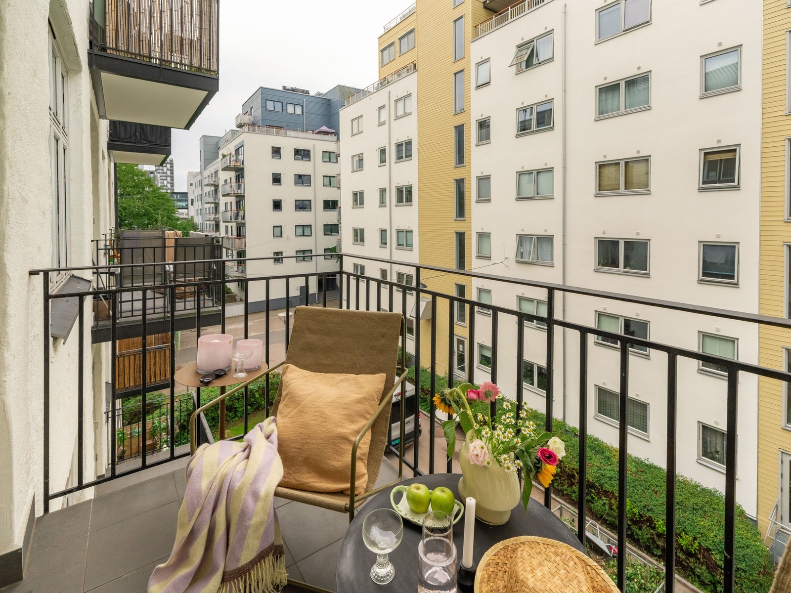 Balkongen byr på deilig ettermiddagssol, med sol fra ca. kl 14:00 til ca. kl. 18:00 midt på sommeren. Galleribilde