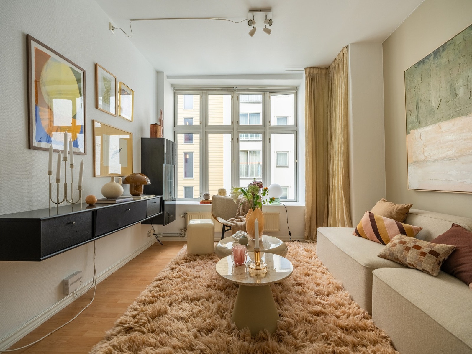 Stuen er lys og luftig, og det er god plass til sofagruppe, salongbord, tv-benk og øvrig møblement. Galleribilde