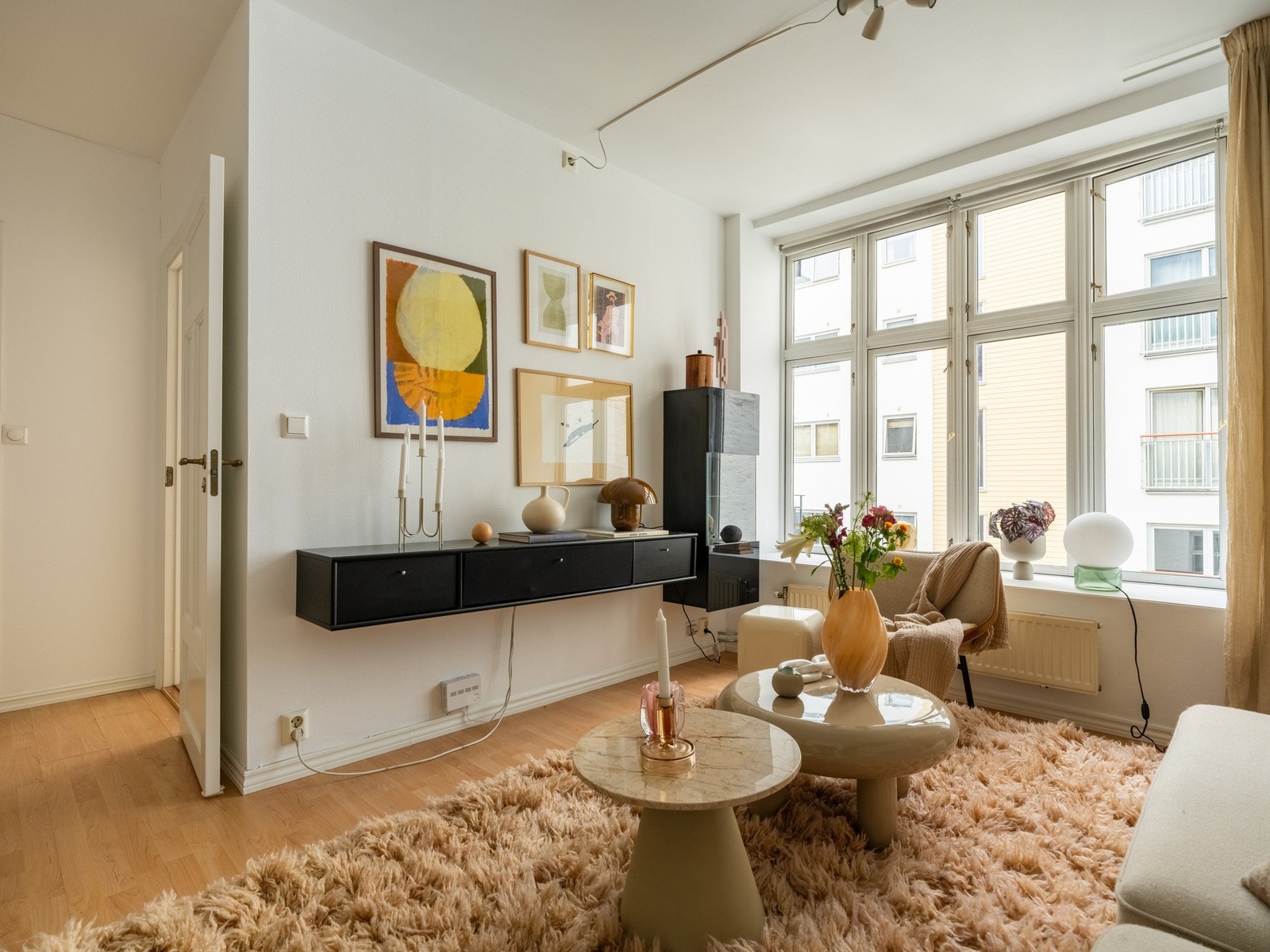 Vi starter i den innbydende stuen, som naturligvis vil bli ditt foretrukne oppholdsrom. Galleribilde