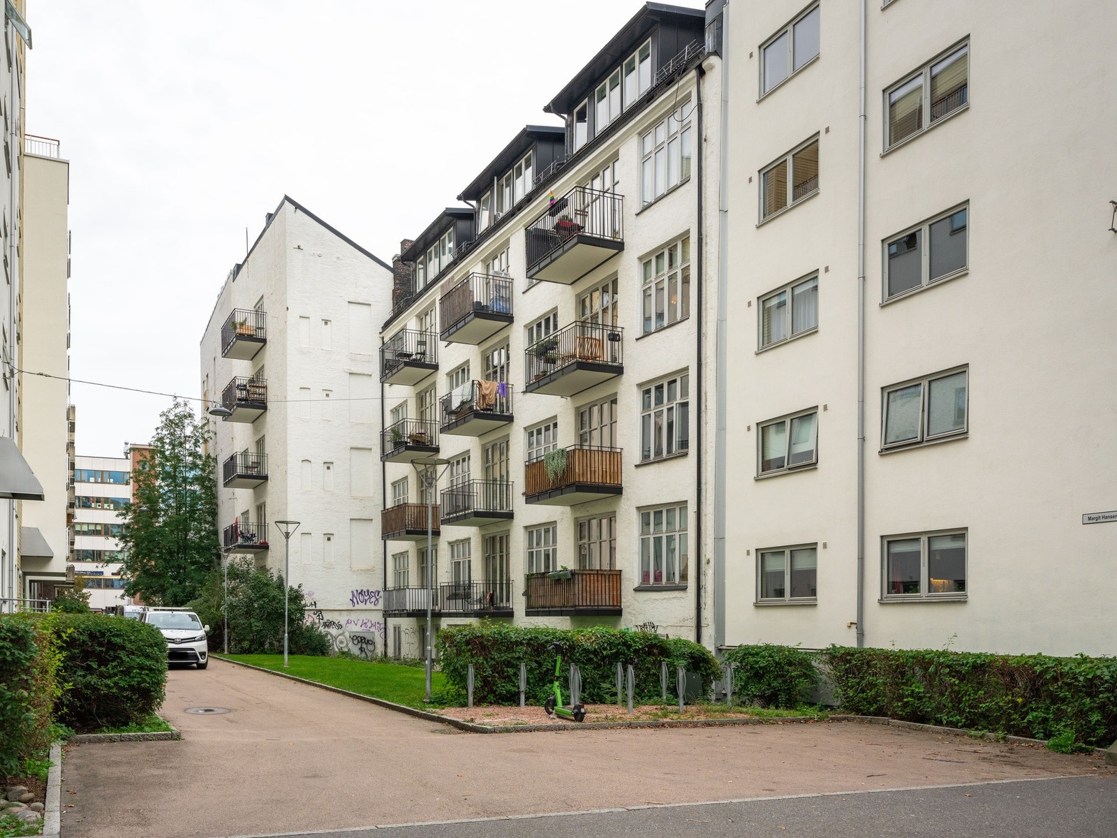 Bygget ble renovert i 2002 og går over 5 etasjer. Leiligheten ligger i byggets 4. etasje. Galleribilde
