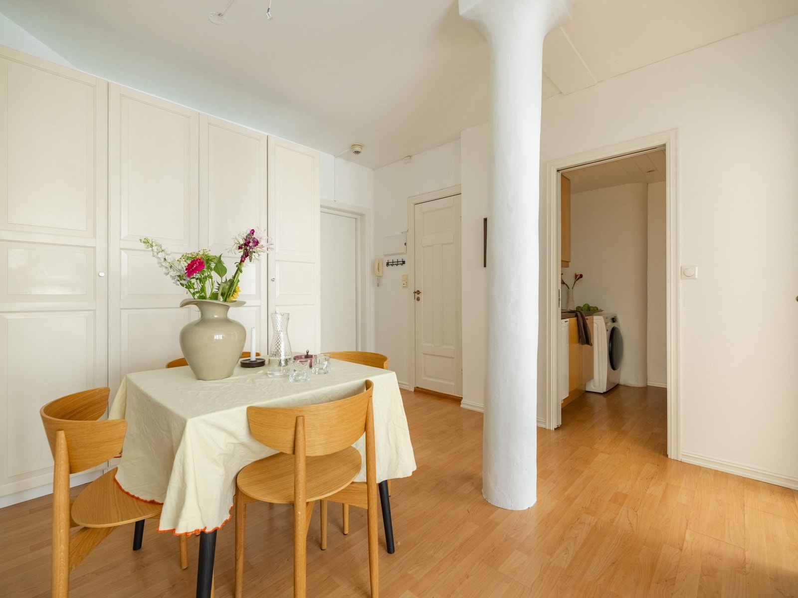 Her er er det god plass til spisebord, så hit kan du invitere alle dine kjære. Galleribilde