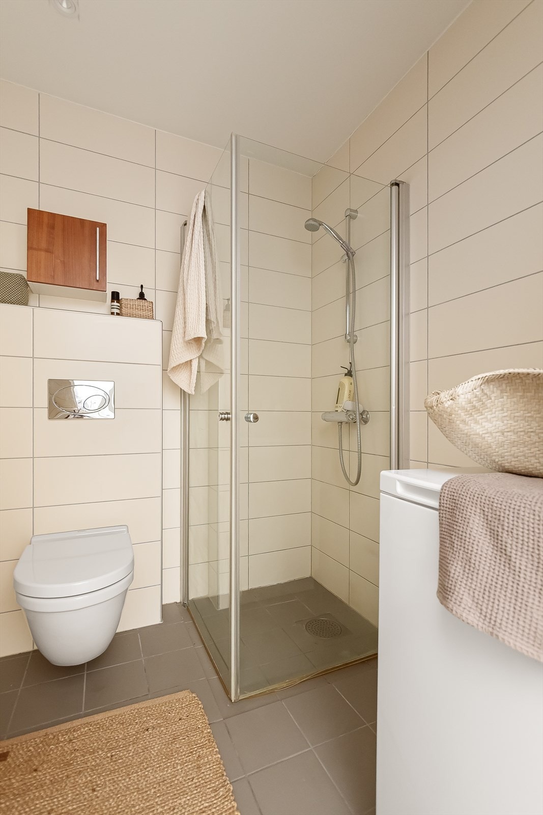 Det er opplegg for vaskemaskin og tørketrommel på badet. Galleribilde