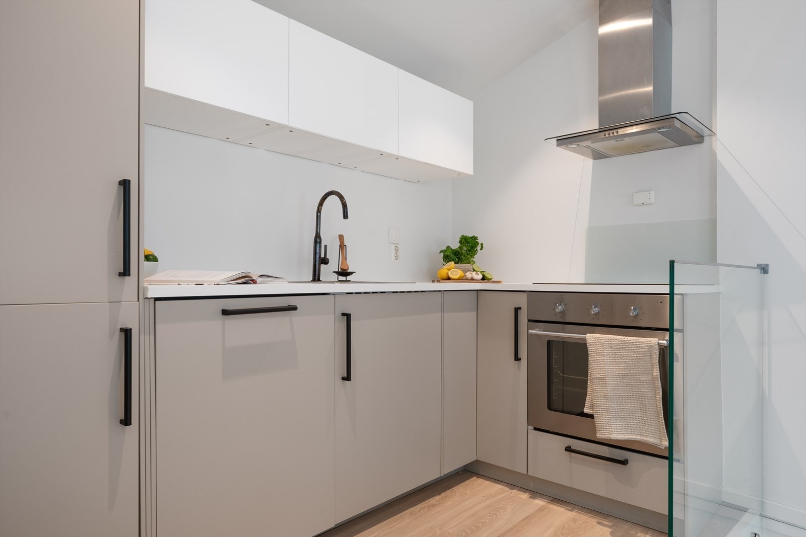 - Lekker kjøkkeninnredning fra Ikea med slette fronter og benkeplate i laminat - Galleribilde
