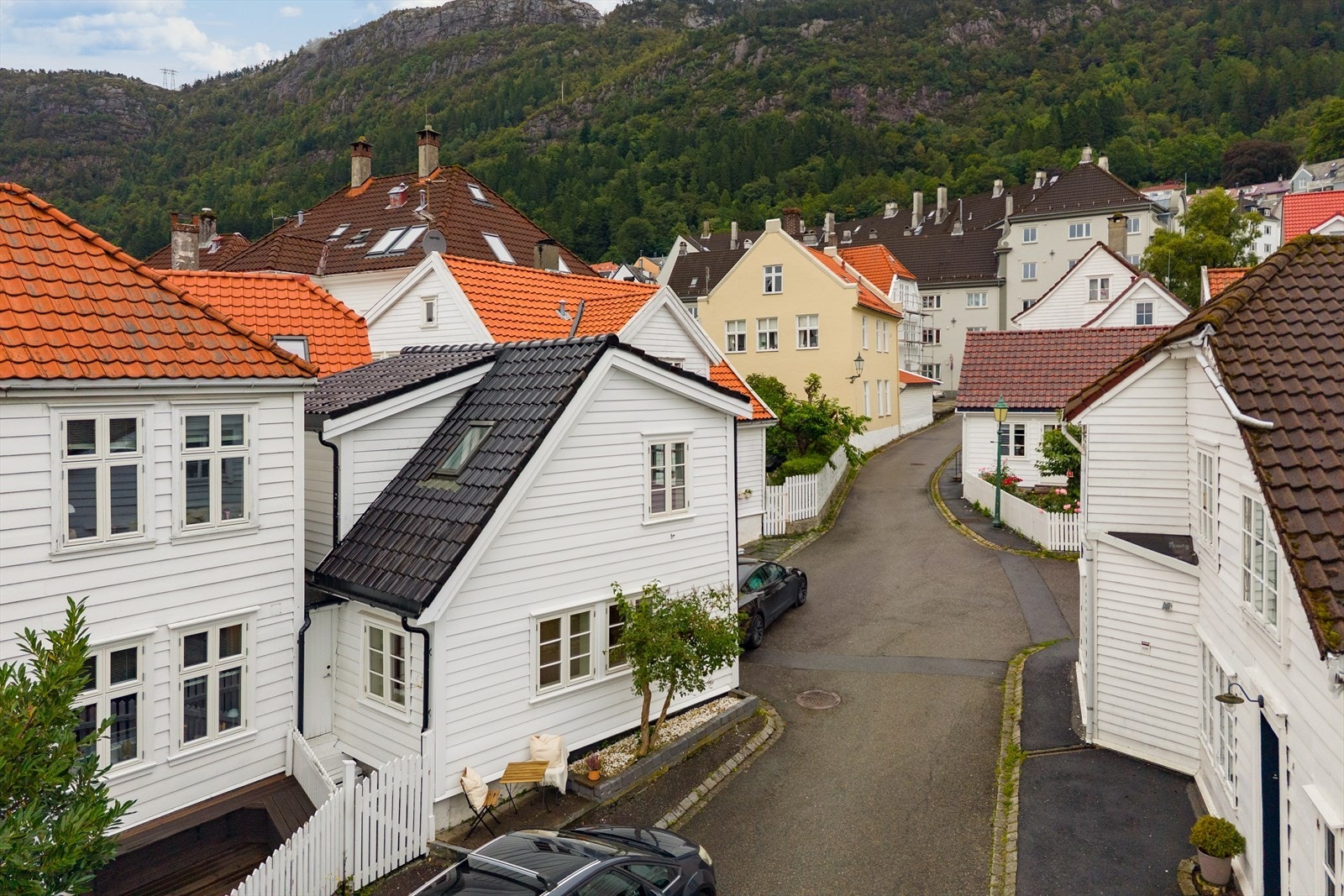 - Her bor du i et ordentlig fint og trivelig område omkranset av brosteinsbelagte gater og historiske bergenshus - Galleribilde