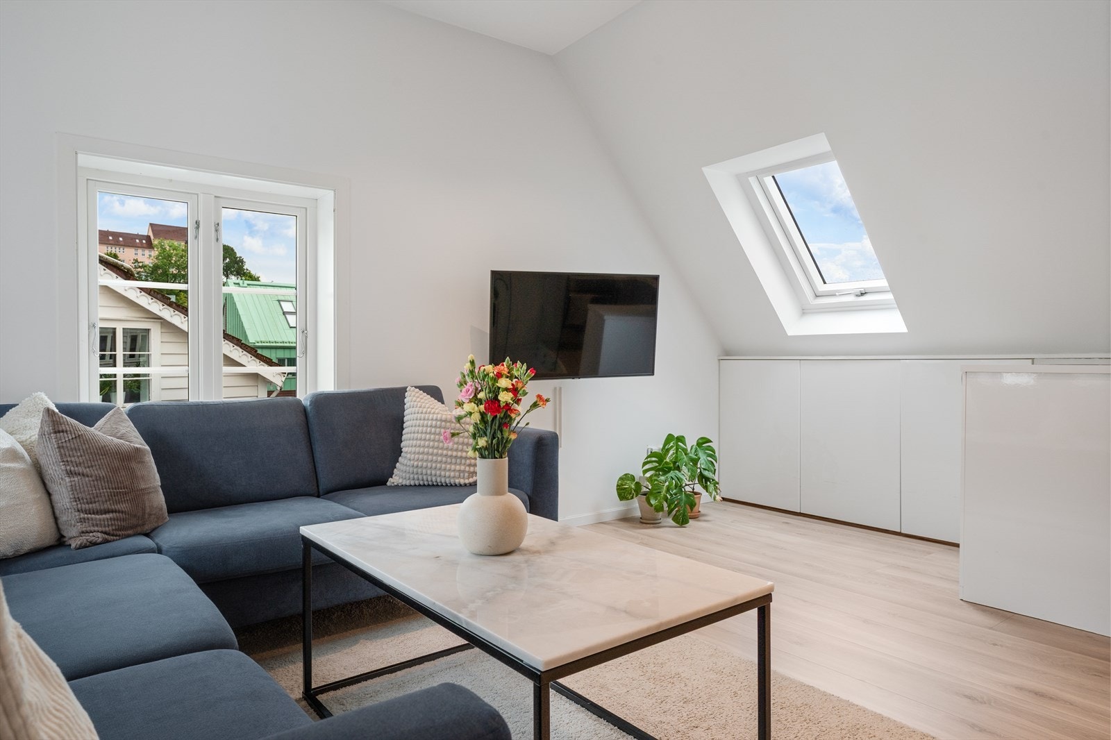 - I stuen er det en god takhøyde på opptil 2,6 meter - Galleribilde