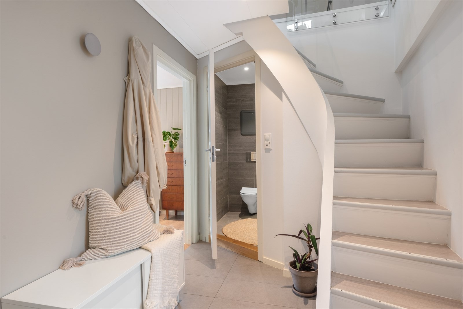 - Flislagt entré/gang på ca. 5,8 m² - Galleribilde
