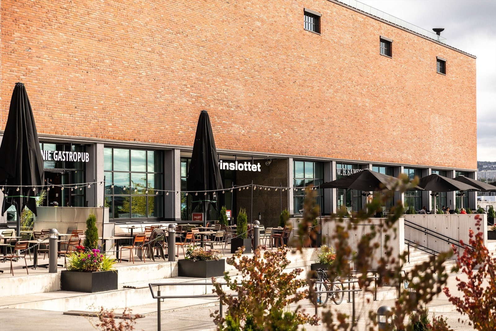 Vinslottet er nærmeste nabo, med et rikt utvalg av butikker, serveringssteder, servicetilbud og topp moderne treningssenter. Innen fem minutters gangavstand utvides tilbudet ytterligere, med en rekke handels- og servicetilbud. Galleribilde
