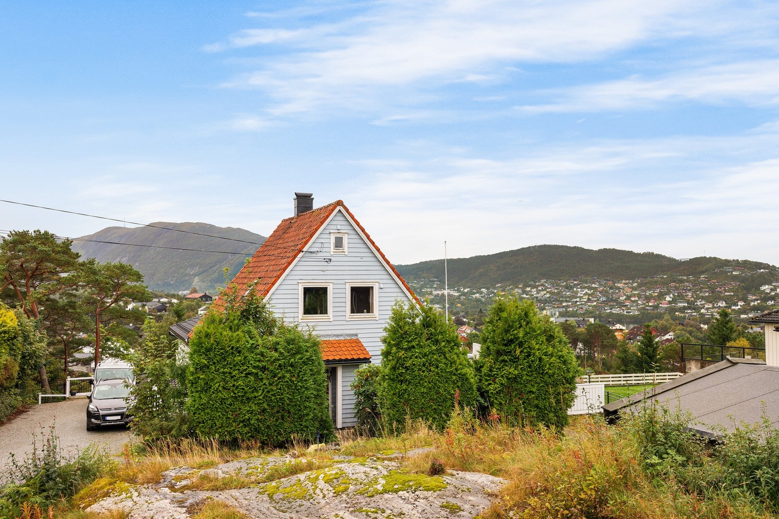 Det er plass til parkering av én bil på høyre siden av huset. Galleribilde