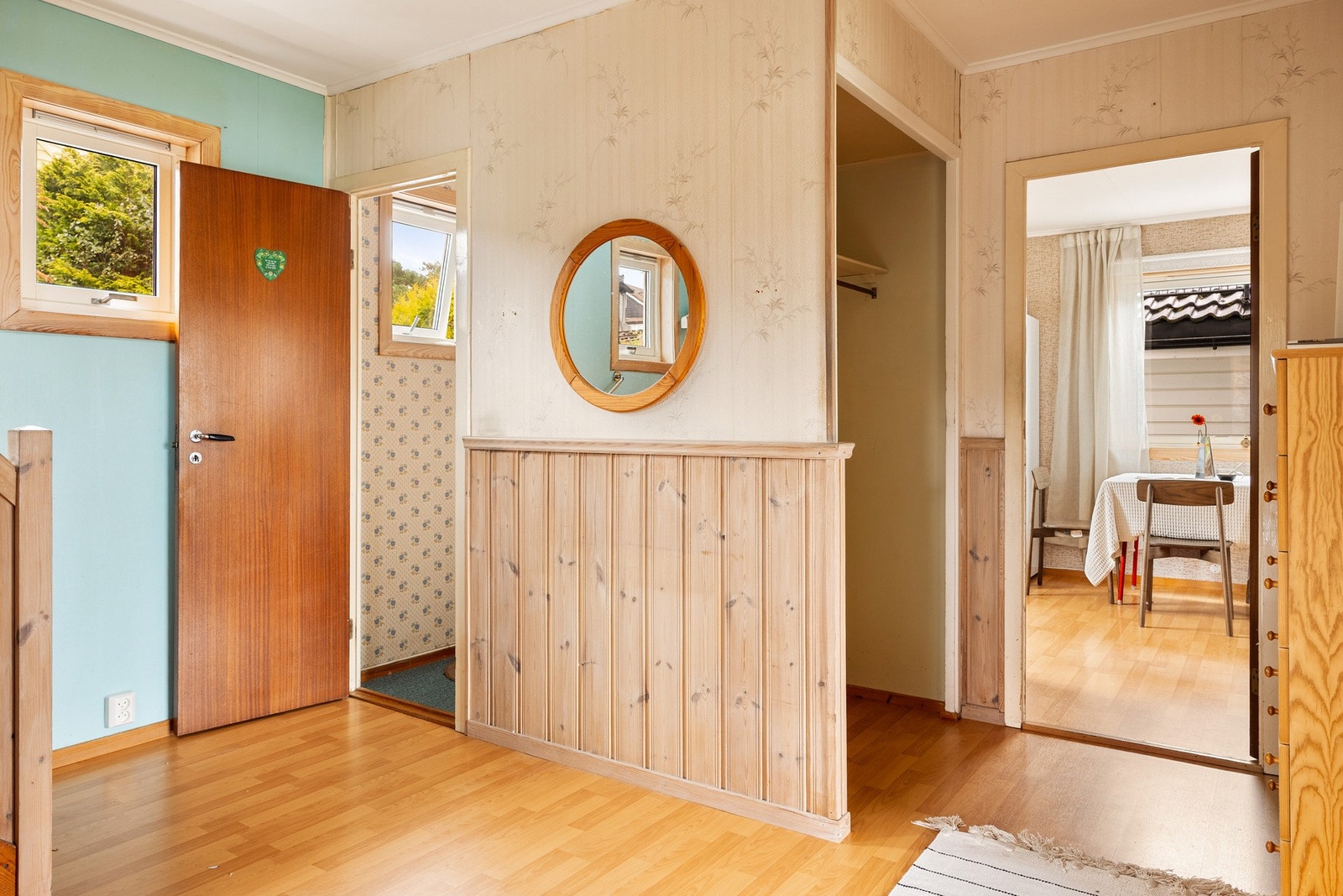 I første etasje ligger et separat toalettrom på ca. 1,6 kvm, innredet med toalett og servant. Rommet har eldre standard og behov for oppgradering. Galleribilde