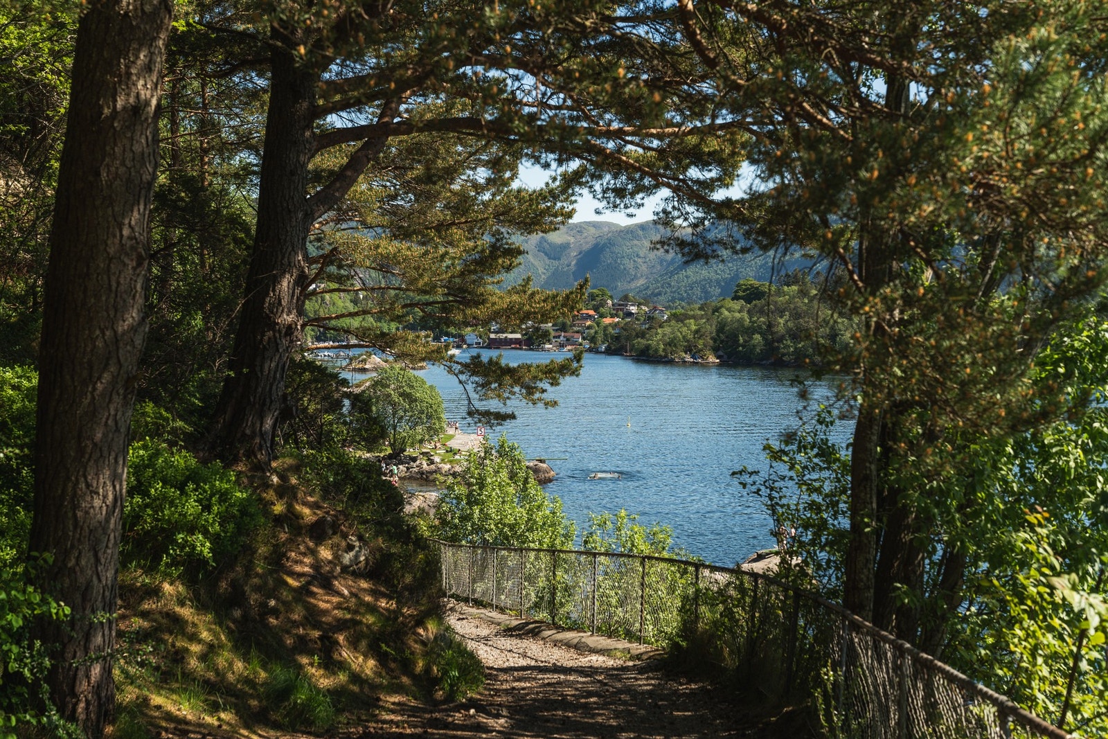 Om sommeren er badeplassen på Grønnskjæret et hyggelig samlingspunkt med sandstrand og stupebrett. Galleribilde