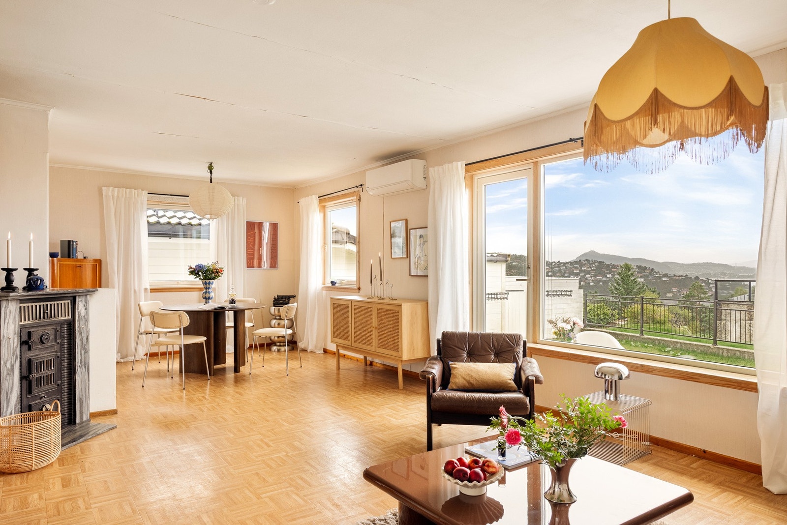 Store vindusflater slipper inn godt med naturlig lys og gir et fint, åpent utsyn. Galleribilde