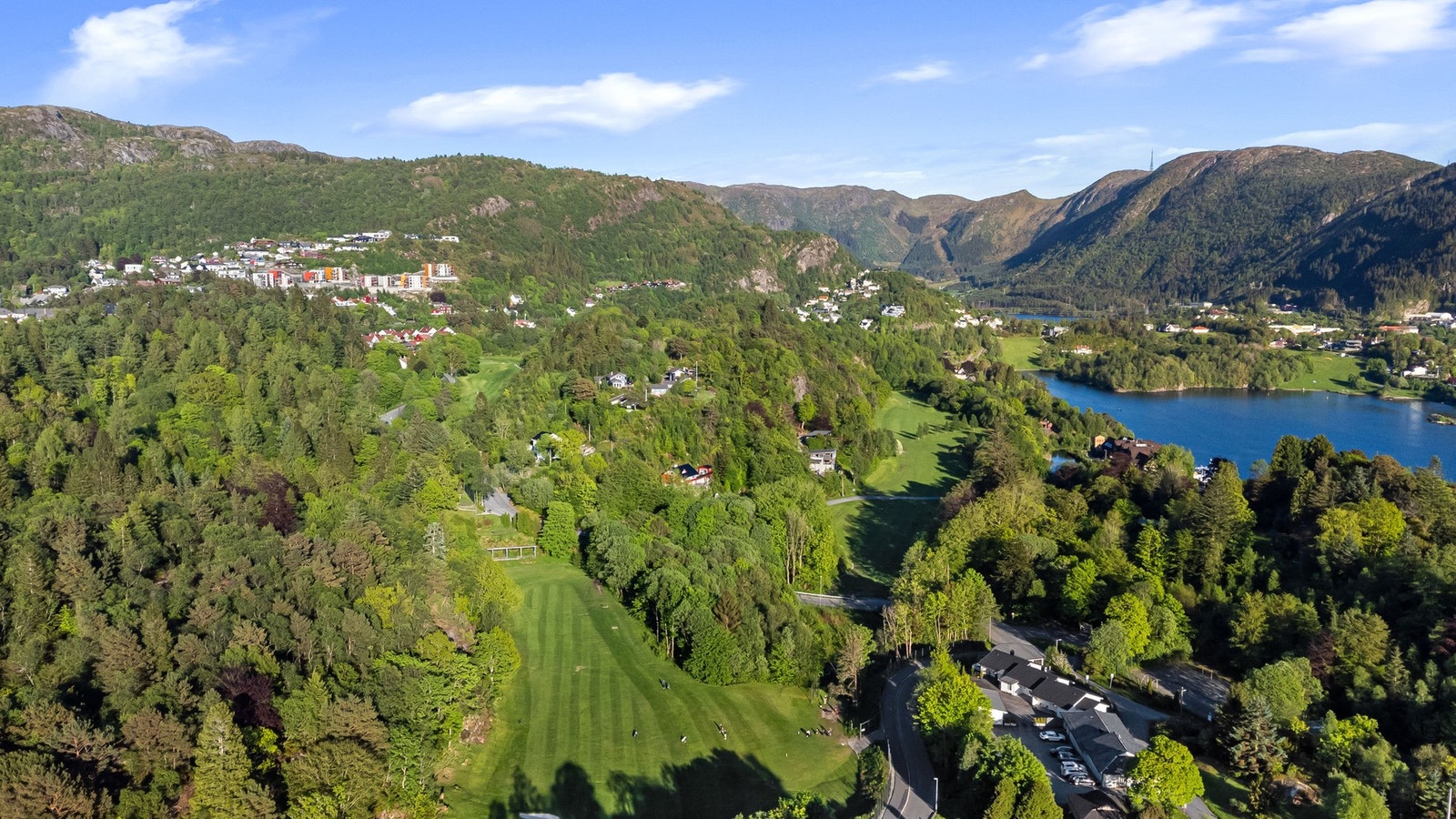 Ved Åstveit finner man et variert idrettstilbud med blant annet kunstgressbaner, Bergen golfklubb, friidrettsanlegg, idrettshall og svømmehall. Galleribilde