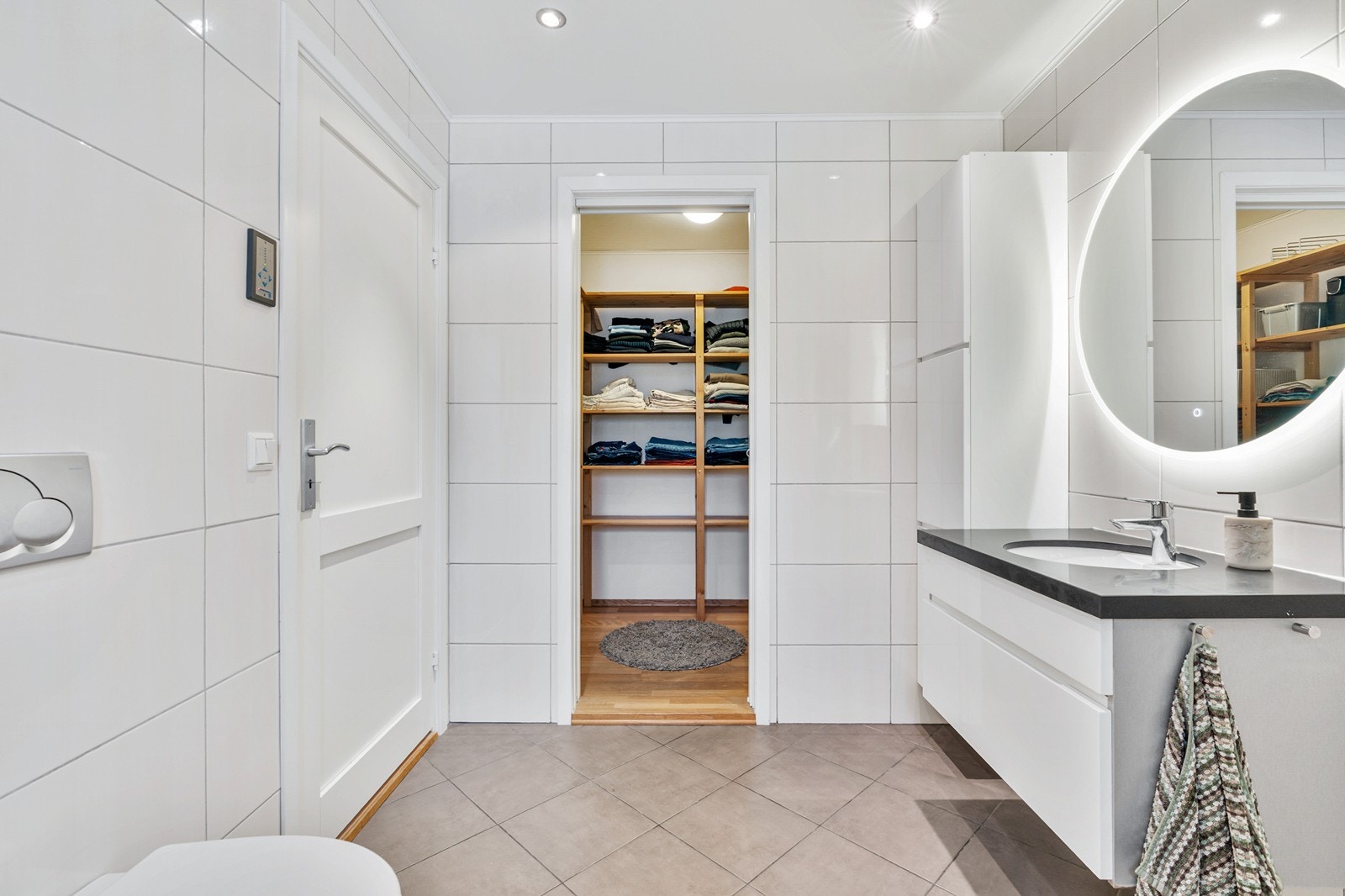 Badet i første etasje har direkte gjennomgang til en praktisk garderobe. Galleribilde