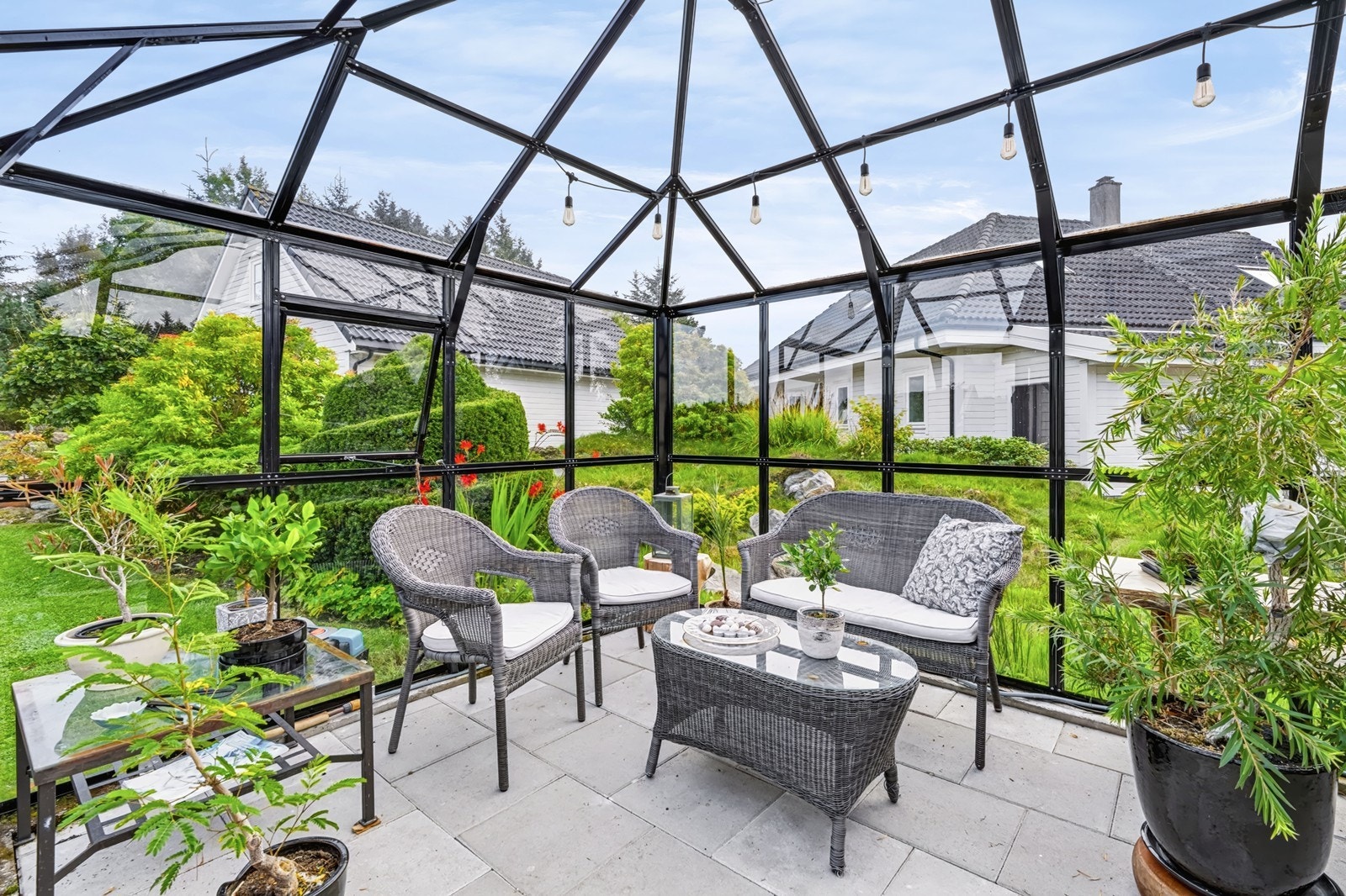 Drivhuset fungerer også som en hyggelig hagestue med plass til sittegruppe. Galleribilde