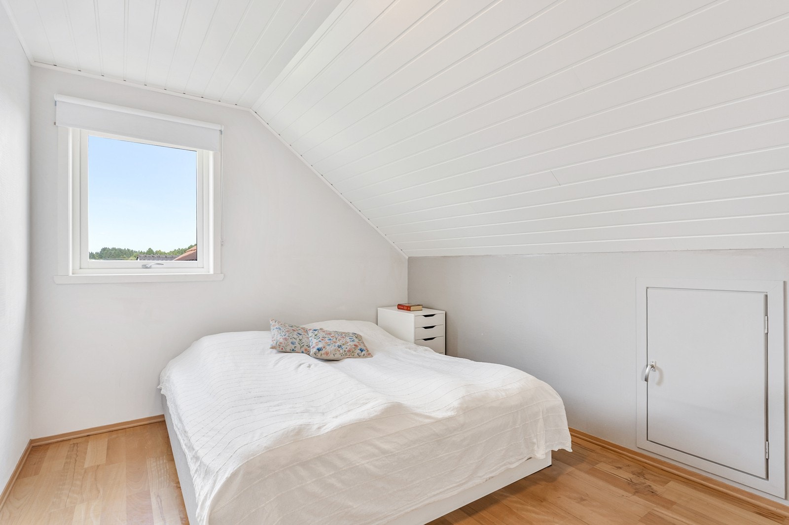 Soverom i andre etasje med god plass til dobbeltseng og adkomst til kneloft. Galleribilde
