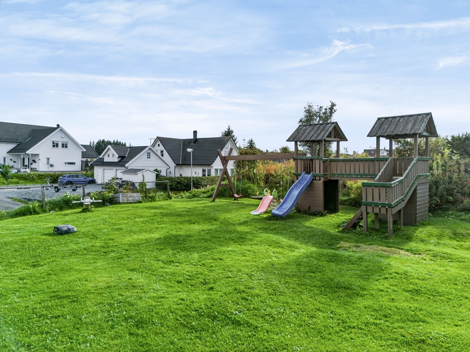 Felles lekeplass i nærområdet med lekeapparater og grøntområde. Galleribilde