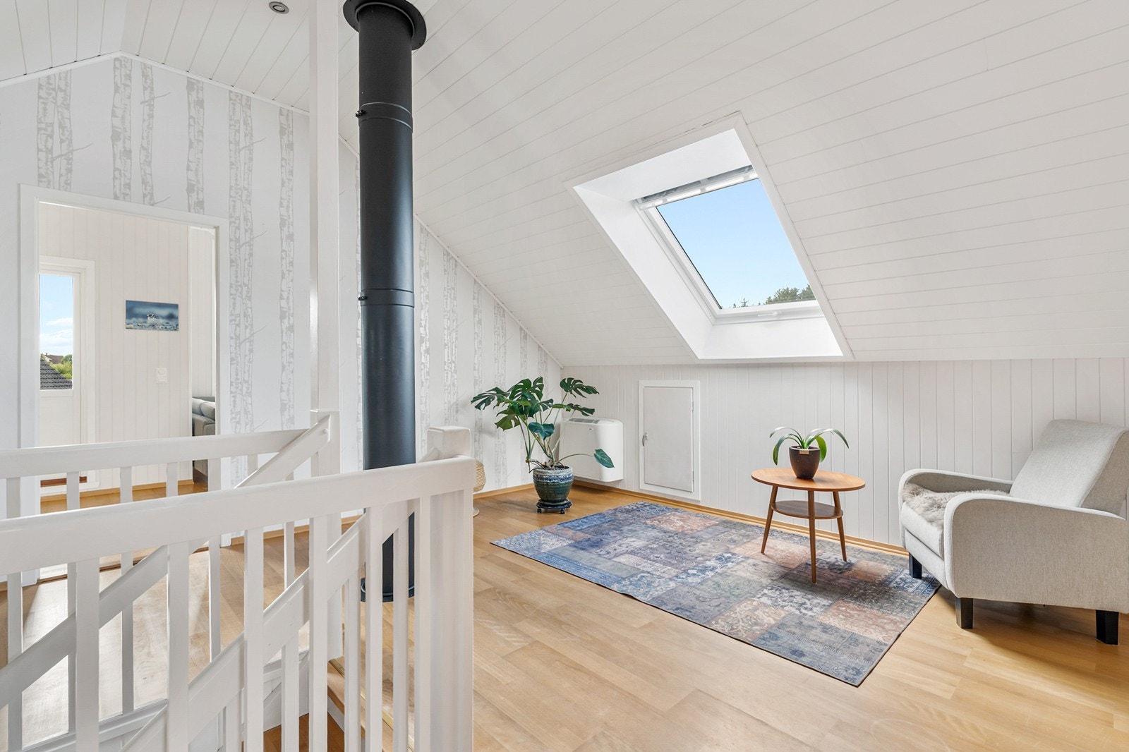 Loftstuen var opprinnelig større, men har blitt avdelt med en skillevegg. Galleribilde
