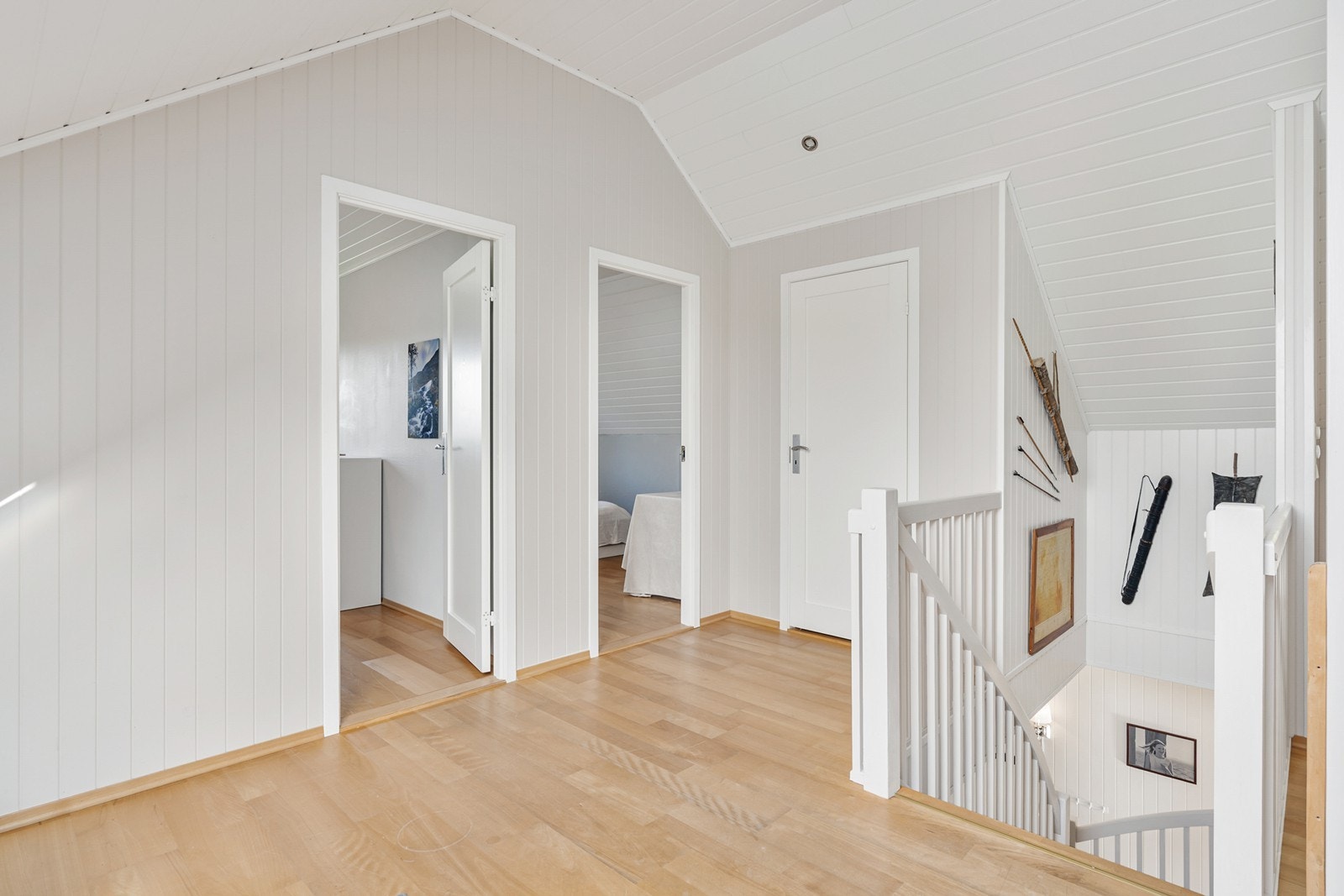 Gangen i andre etasje knytter sammen loftstuen, soverommene og badet. Galleribilde