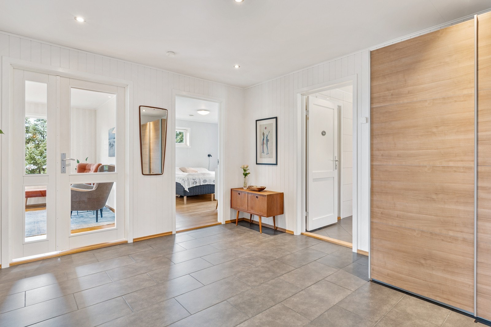 Hallen er av god størrelse og det er god plass til oppbevaring av yttertøy i skyvedørsgarderoben. Galleribilde