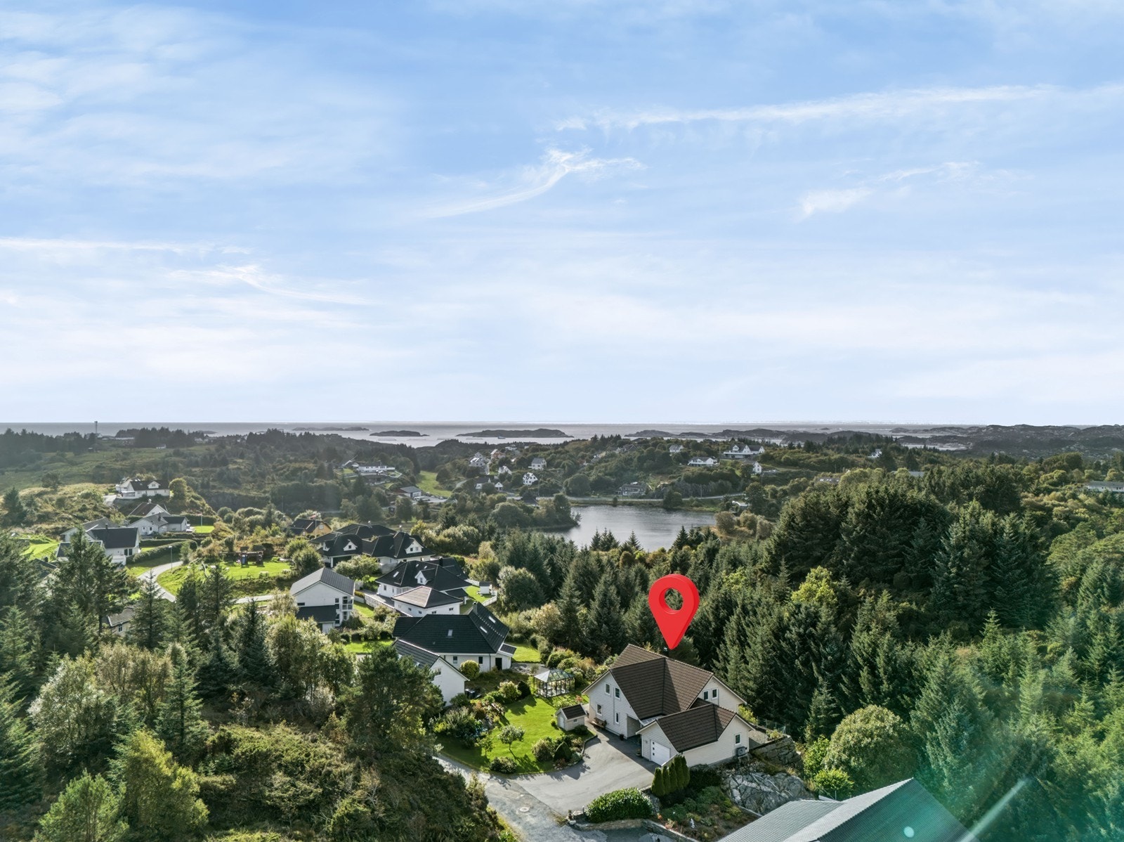Fra området er det kort vei til Meling skule, fritidstilbud og servicetilbud på Bremnes. Galleribilde