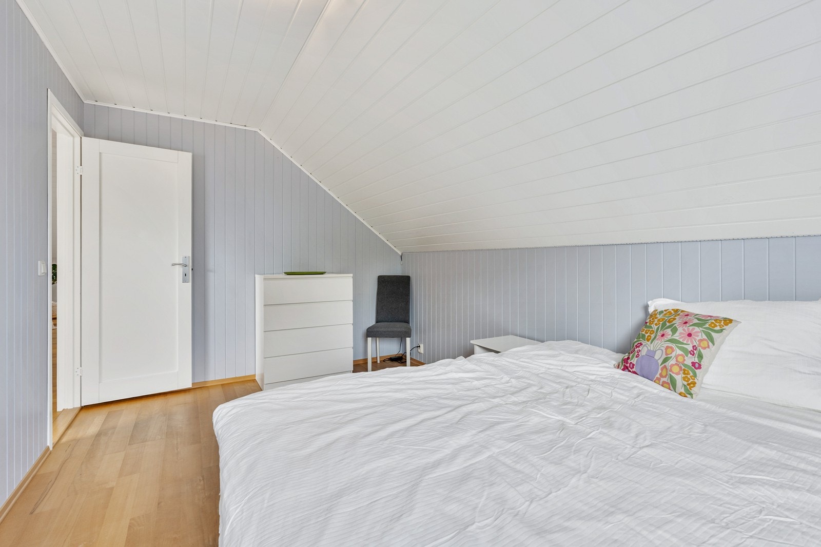 Soverom nr 3. Rommet har god plass til dobbeltseng og kommode. Galleribilde