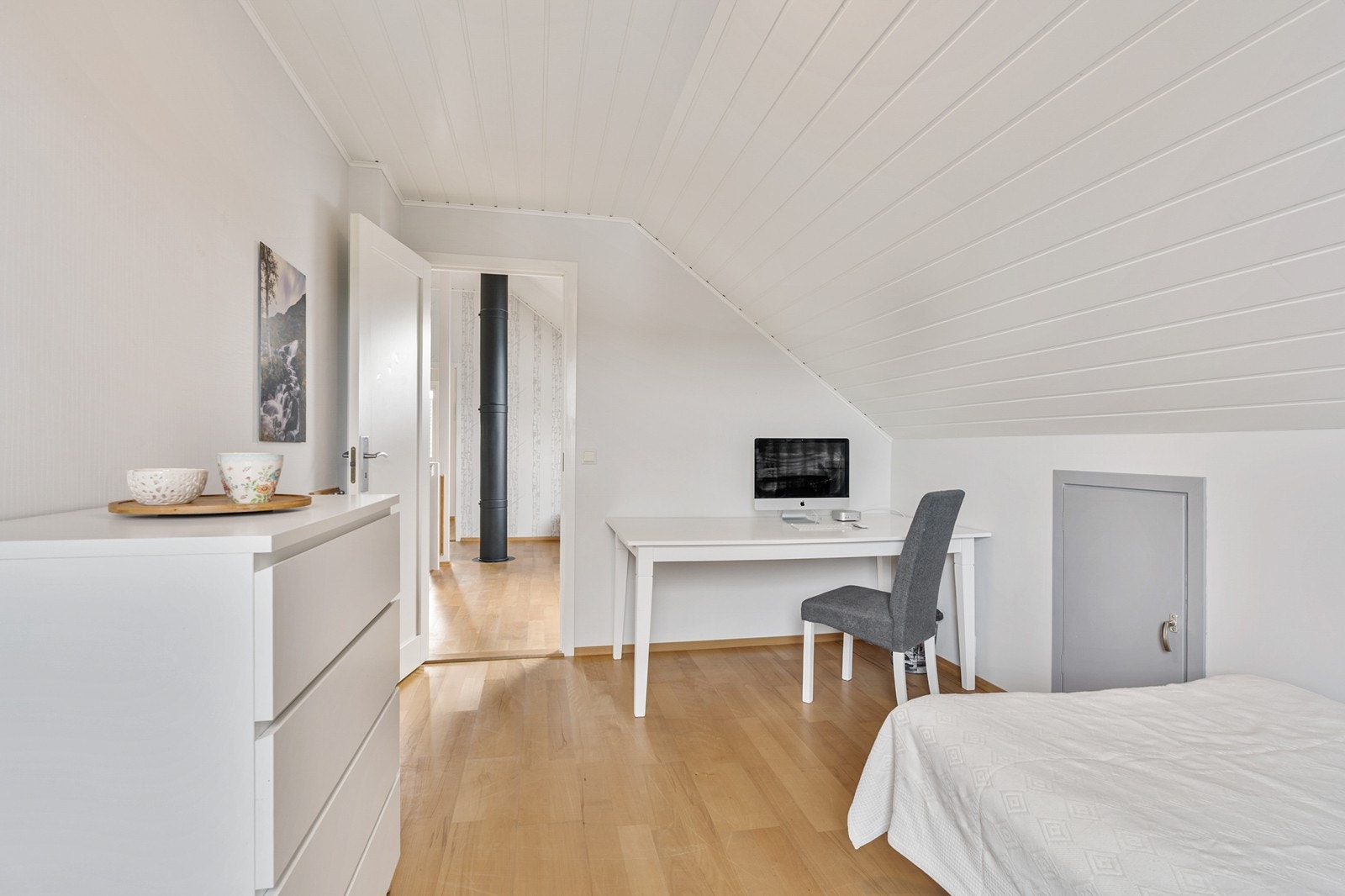 Soverommet har også plass til skrivebord og oppbevaringsmøbler. Galleribilde