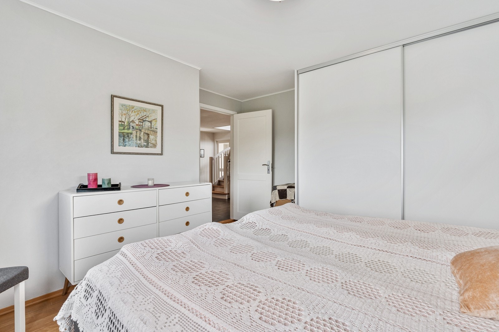 Rommet har skyvedørsgarderobe og ligger i tilknytning til badet. Galleribilde